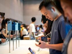 Nasib iPhone Sengsara: Dibantai China, Apple Merana