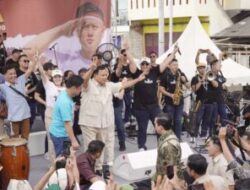 Prabowo Mengunjungi Para Nelayan di Pantai Cilincing Jakarta Utara