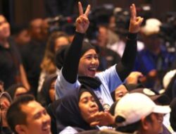 Prabowo Touched by the Enthusiasm of Mother Volunteers in Bandung, Grips Their Hands Tight