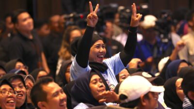 Prabowo Touched by the Enthusiasm of Mother Volunteers in Bandung, Grips Their Hands Tight