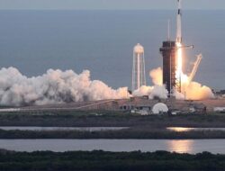 Langit Berlubang Merah oleh Roket Elon Musk, Menimbulkan Kecemasan.