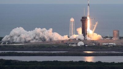 Langit Berlubang Merah oleh Roket Elon Musk, Menimbulkan Kecemasan.