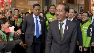 Puluhan WNI dan Mitra Driver Gojek Bersambut Jokowi di Hanoi