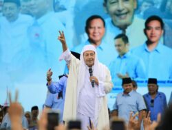 Prabowo dan Relawan Nderek Guru Habib Luthfi Bershalawat Bersama di Serang