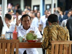 Jokowi dan Prabowo Makan Bakso Bandongan di Warung Kaki Lima Magelang, Jawa Tengah