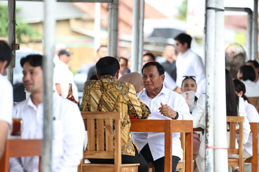 Jokowi dan Prabowo Bersama Makan Bakso, Mendoakan Keberhasilan Usaha Kuliner Sholeh