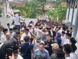 Puluha Ratusan Warga Sambut Kedatangan Iwan Bule Saat Pulang Kampung