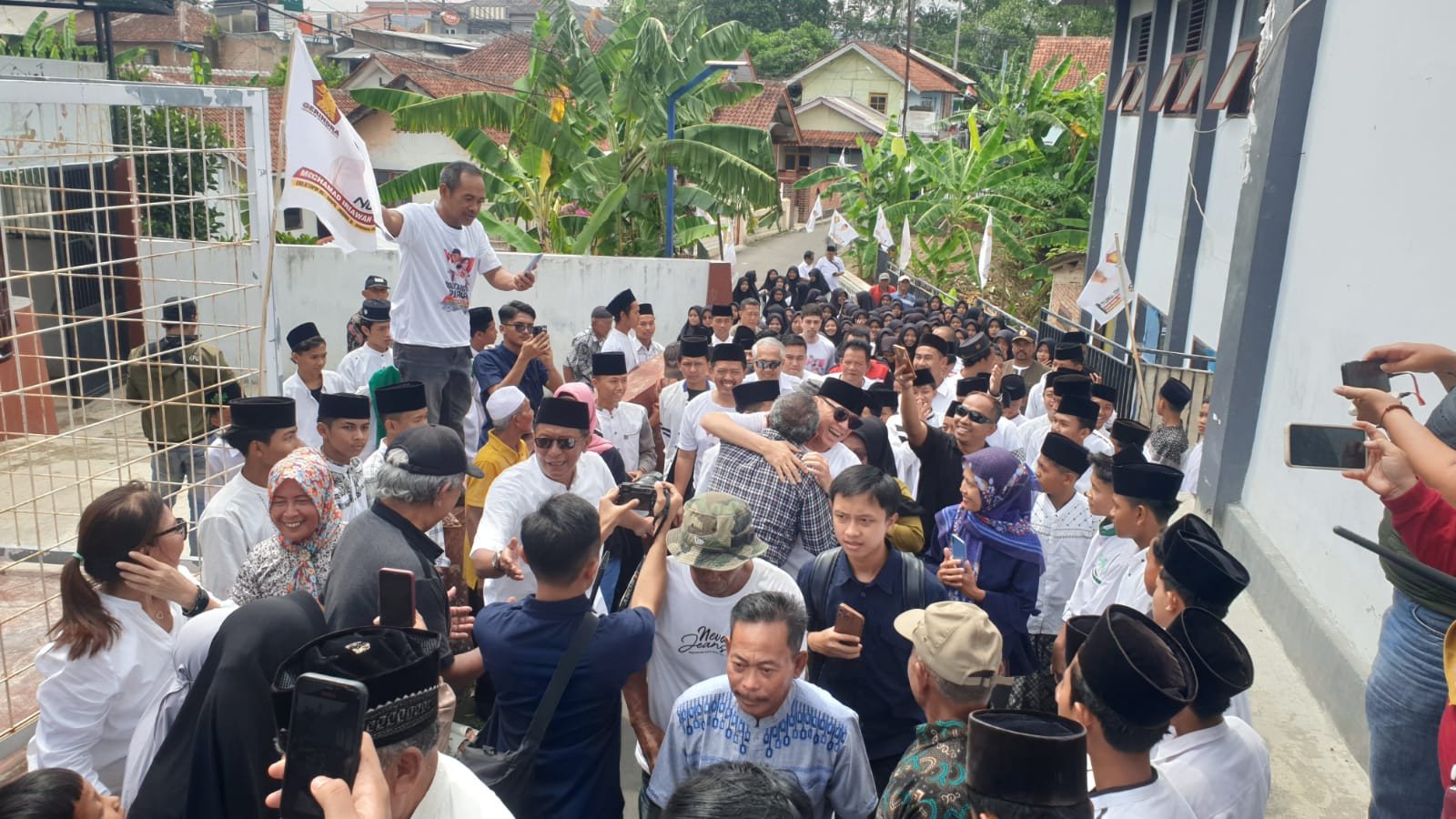 Puluha Ratusan Warga Sambut Kedatangan Iwan Bule Saat Pulang Kampung