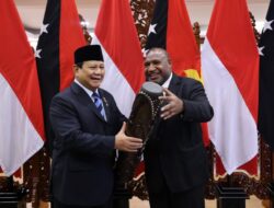 Moments Hangat saat Prabowo Subianto Berpamitan dengan Perdana Menteri Papua Nugini Setelah Mengunjungi Kementerian Pertahanan