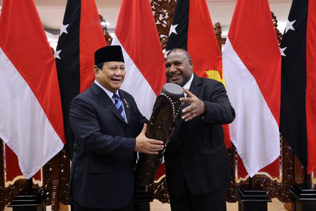 Moments Hangat saat Prabowo Subianto Berpamitan dengan Perdana Menteri Papua Nugini Setelah Mengunjungi Kementerian Pertahanan