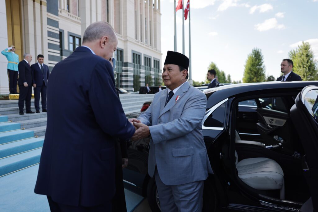 Setelah Bertemu di Turki, Prabowo Subianto Diantar Langsung ke Mobil Oleh Erdoğan