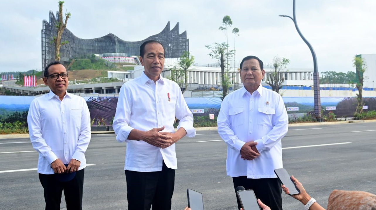 Minggu Pagi, Presiden Jokowi dan Menteri Pertahanan Prabowo Subianto Meninjau Kemajuan Pembangunan IKN