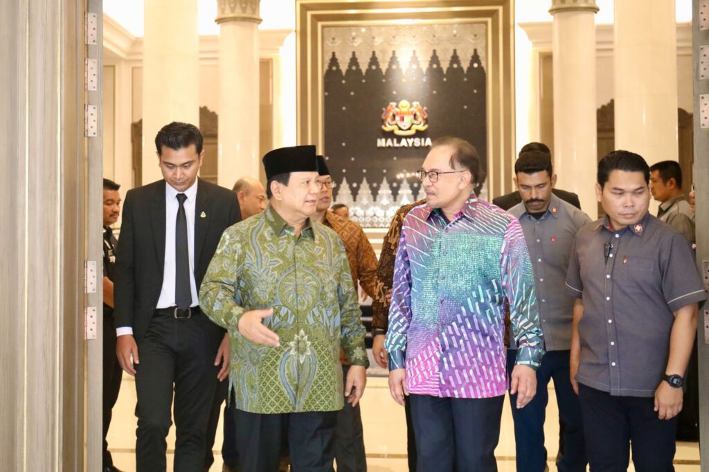 Dua Sahabat Lama Bertemu Kembali, Prabowo Subianto Mengundang Anwar Ibrahim ke Pelantikannya