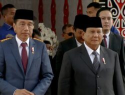 Prabowo Subianto dan Jokowi Tiba Bersama-sama di Mobil Kepresidenan untuk Pengambilan Sumpah Anggota DPR Terpilih secara Bersamaan