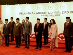 Prabowo Subianto dan Jokowi Bersama-sama Naik Mobil Kepresidenan RI 1 menuju Pelantikan DPR Terpilih