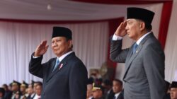 Kerumunan yang Bersemangat menyambut Prabowo Subianto dan Menteri Pertahanan Sjafrie saat Mereka Berkeliling dengan Maung setelah Upacara Penyerahan.