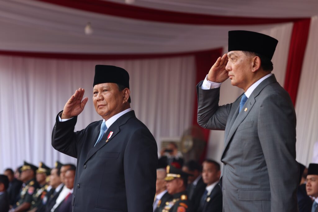 Kerumunan yang Bersemangat menyambut Prabowo Subianto dan Menteri Pertahanan Sjafrie saat Mereka Berkeliling dengan Maung setelah Upacara Penyerahan.