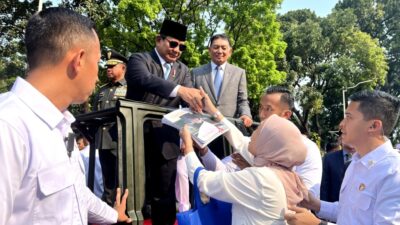 Air Mata Bahagia dan Doa saat Warga Bertemu dengan Prabowo Subianto: “Akhirnya Dapat Tanda Tangan Beliau”