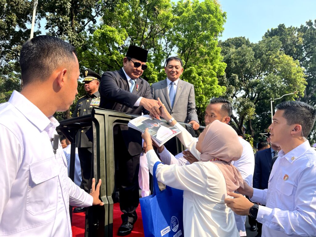 Air Mata Bahagia dan Doa saat Warga Bertemu dengan Prabowo Subianto: “Akhirnya Dapat Tanda Tangan Beliau”