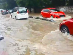 Tips Penanganan Mobil Terendam Banjir Agar Tak Boncos