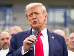 Trump Ancam Perang Tarif Baru: Rencana Dampak Indonesia