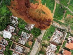 Gelandangan Terancam Akibat Sinkhole Menganga